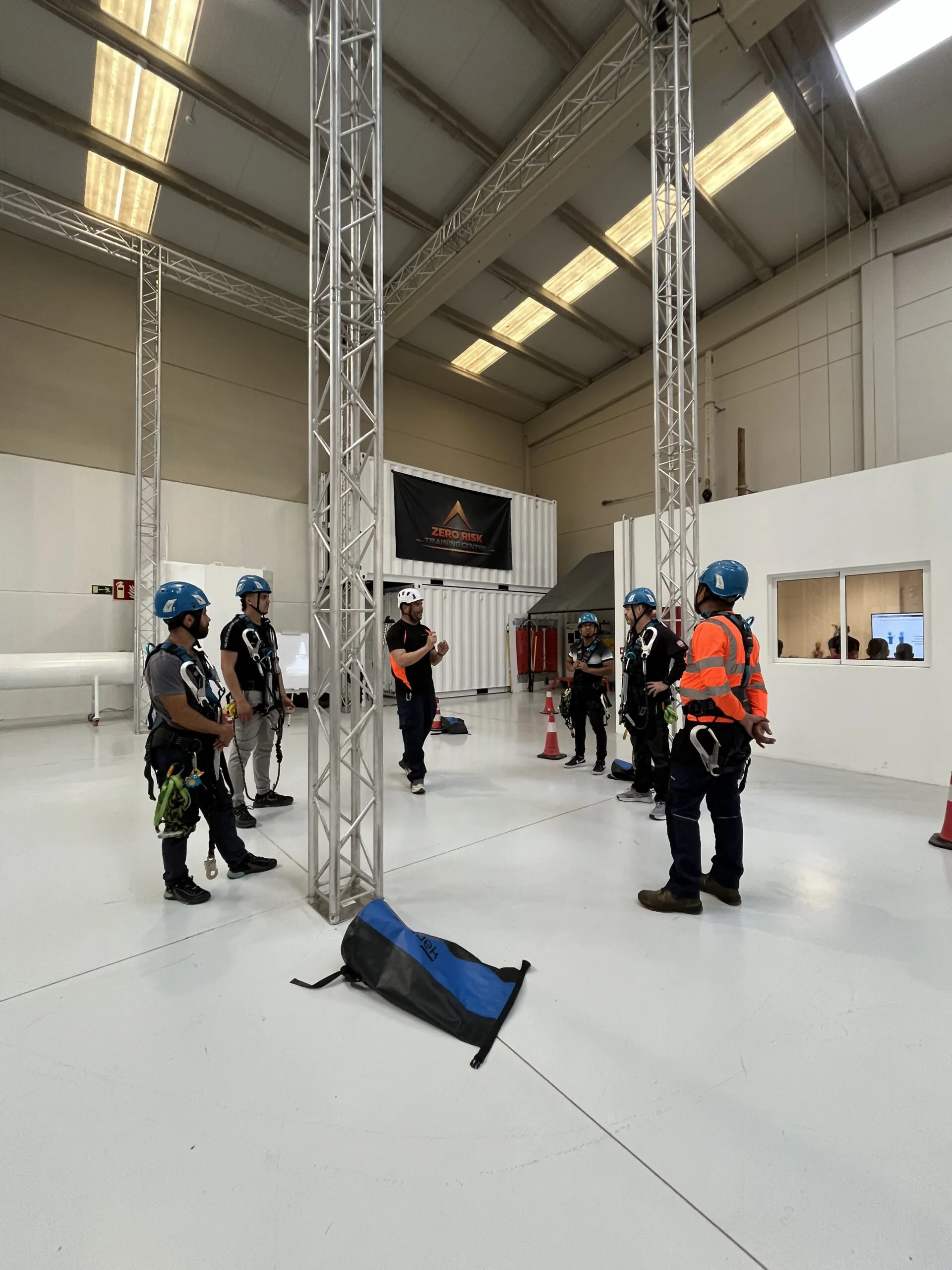 Instructor impartiendo una sesión práctica de formación GWO en Zero Risk
