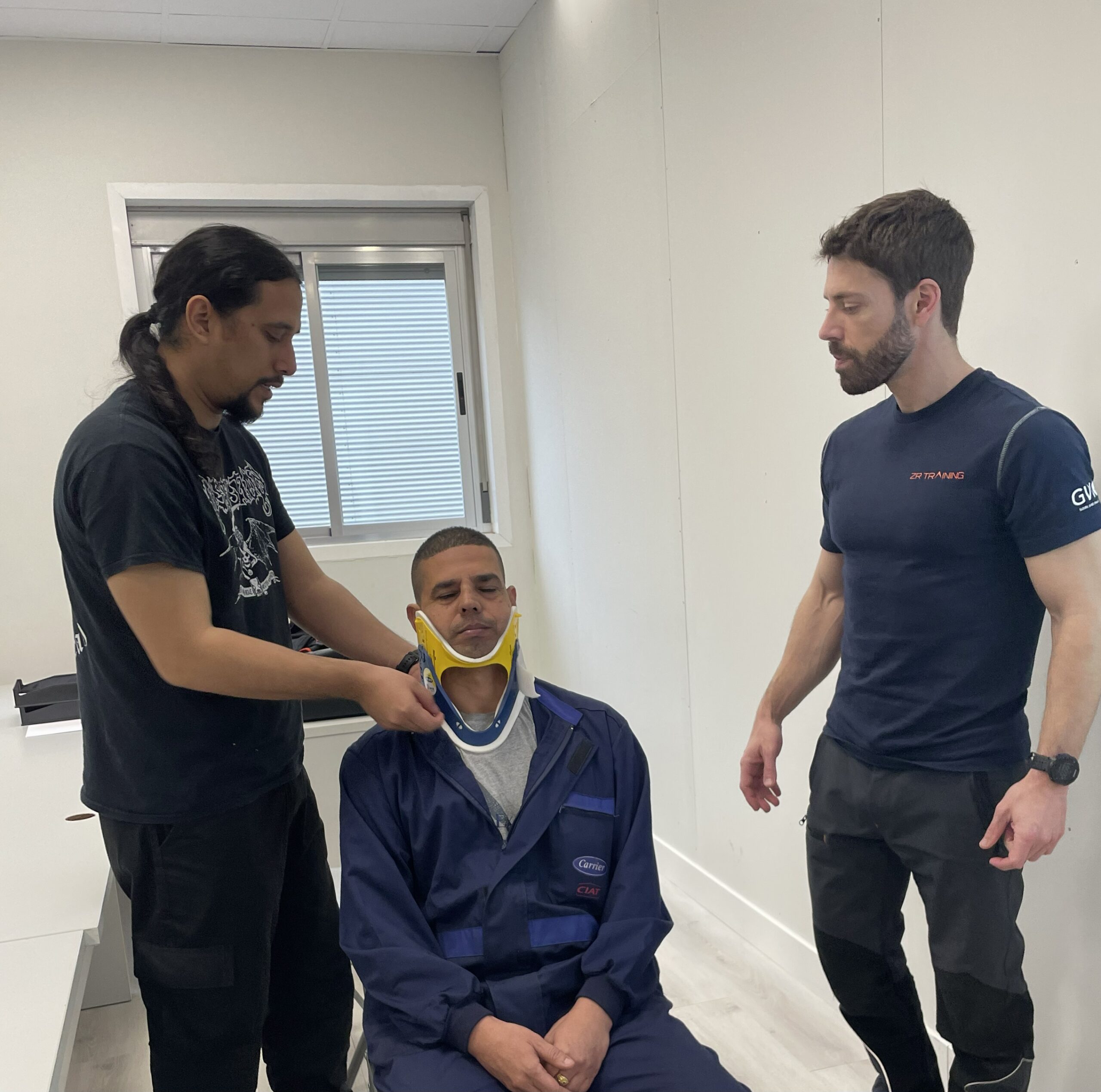Práctica de colocación de collarín cervical en formación GWO ART de rescate avanzado